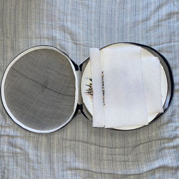 Clark Bronson Set of 6 Decorative Plates with Case - Picture 14 of 16